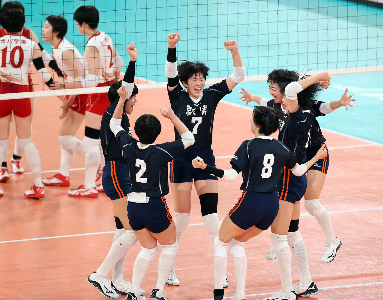 就実対古川学園　第2セット、ポイントを決め手喜ぶ就実の選手たち（撮影・浅見桂子）