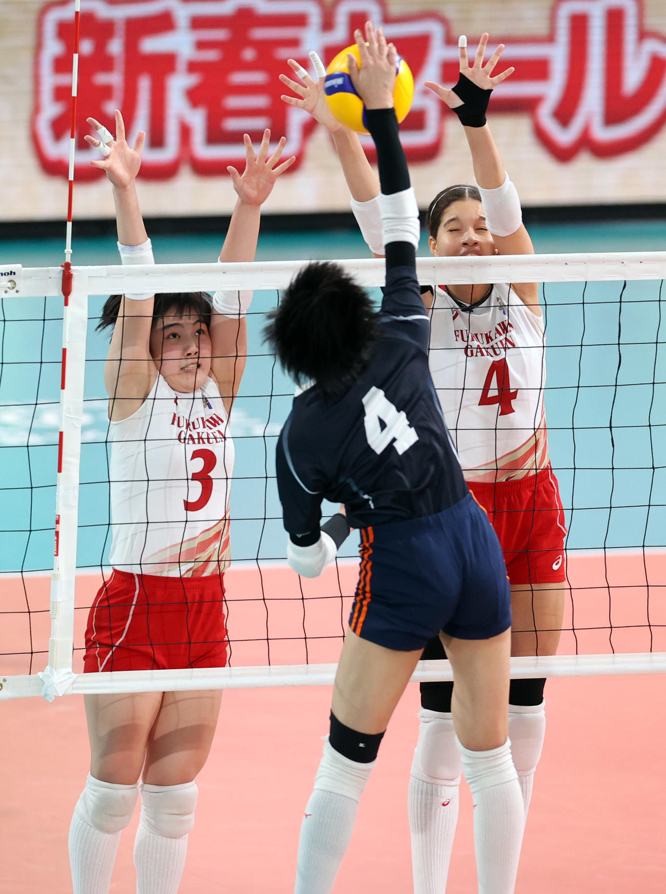就実対古川学園　第2セット、相手スパイクをブロックする古川学園アロンドラ（右）と高橋（撮影・浅見桂子）