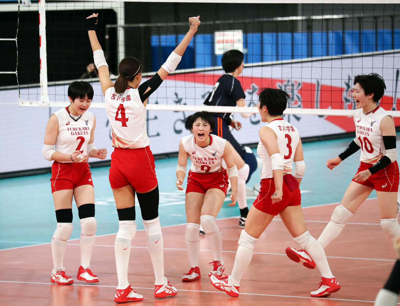 就実対古川学園　第2セットを奪い、喜ぶ古川学園の選手たち（撮影・浅見桂子）