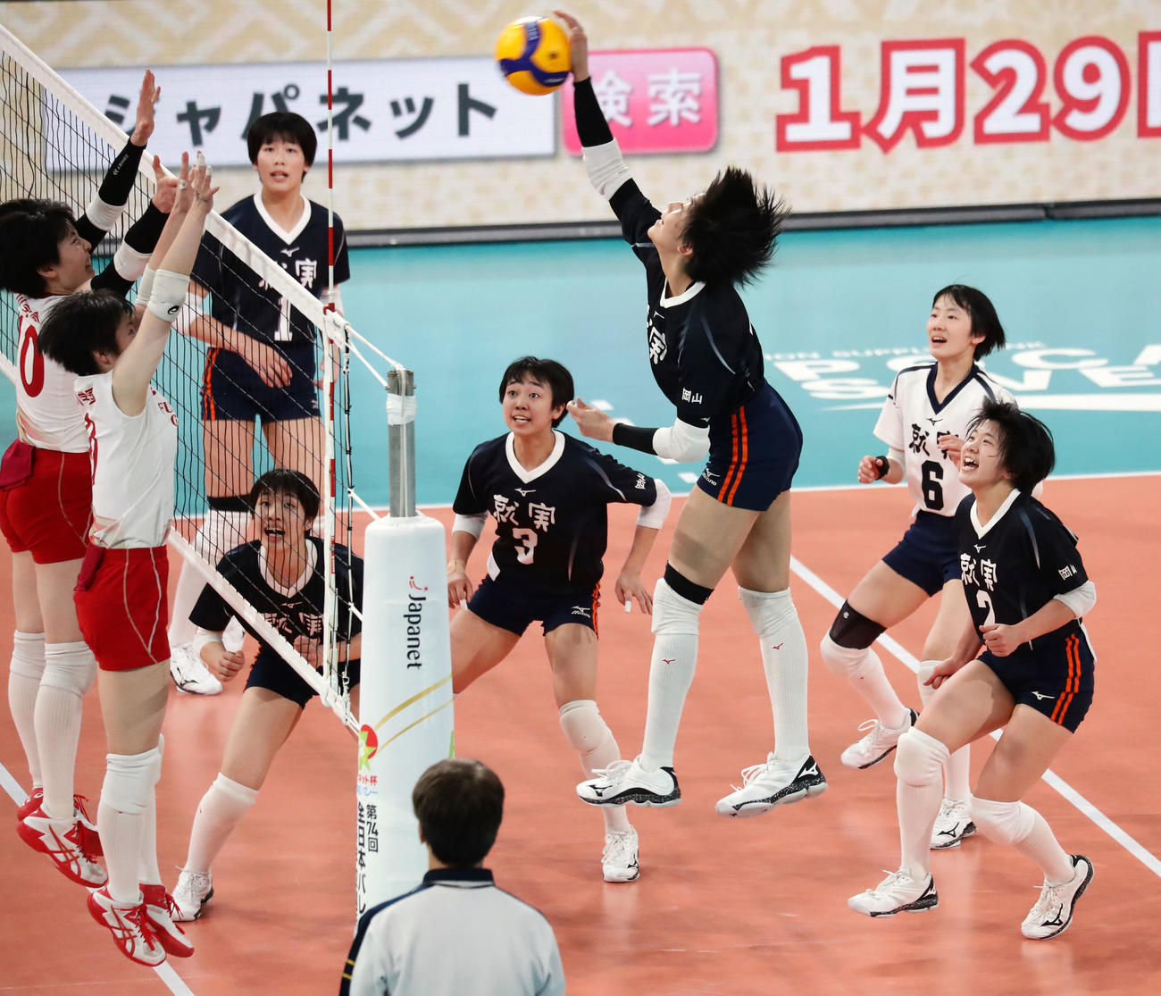 就実対古川学園　第3セット、優勝を決めるアタックを決める就実・深沢め（中央）（撮影・浅見桂子）