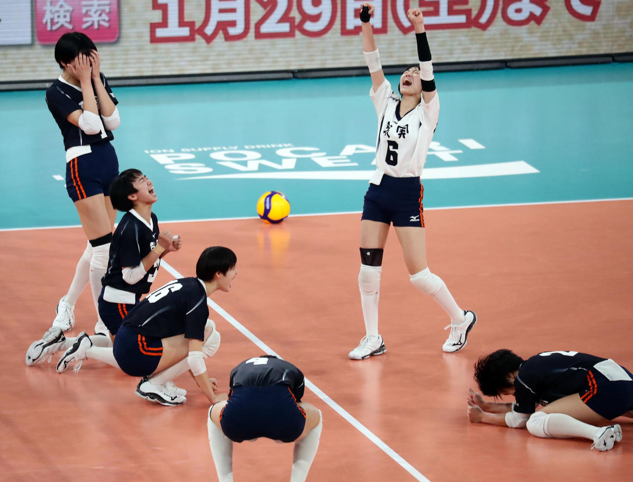 就実対古川学園　3－1で優勝を決め、大喜びする就実の選手たち（撮影・浅見桂子）
