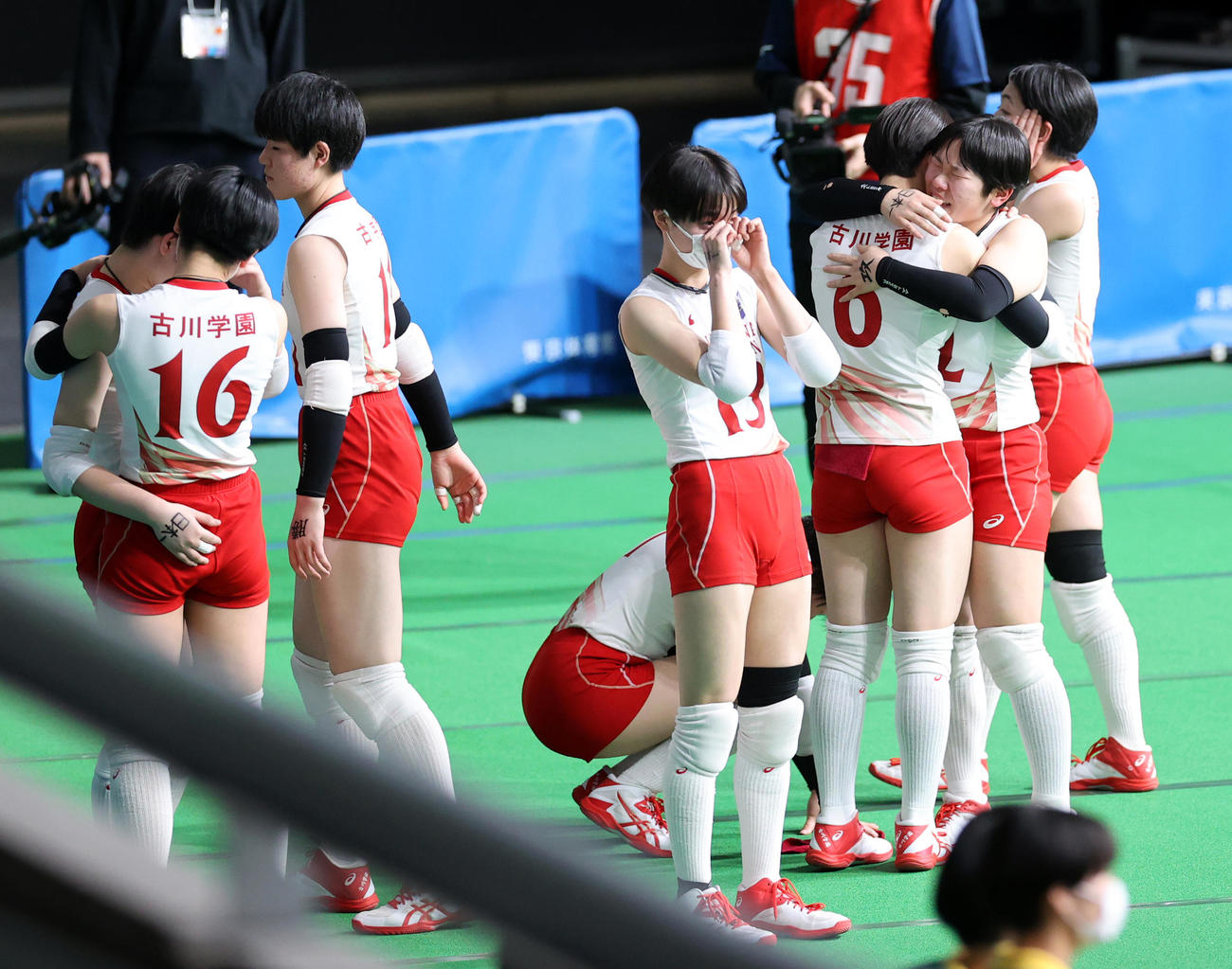 就実対古川学園　優勝を逃した古川学園の選手たちは悔し泣きする（撮影・浅見桂子）