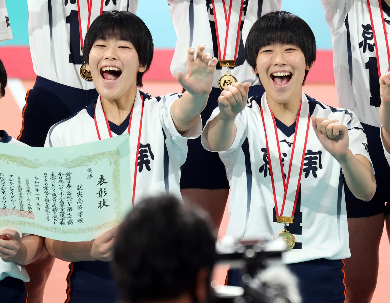 就実対古川学園　優勝した就実の深沢つ（左）、深沢め姉妹はテレビカメラに向かって笑顔を見せる（撮影・浅見桂子）