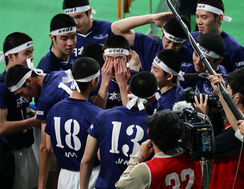 日本航空対鎮西　フルセットの末、初優勝を決め日本航空の選手たちはうれし泣きする（撮影・浅見桂子）