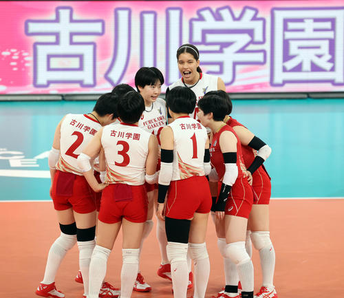 就実対古川学園　第1セット、開始前の円陣で気合を入れる古川学園の選手たち（撮影・浅見桂子）
