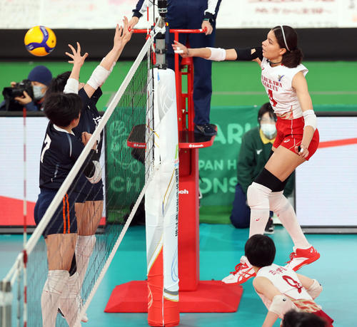 就実対古川学園　第1セット、スパイクを決める古川学園アロンドラ（撮影・浅見桂子）