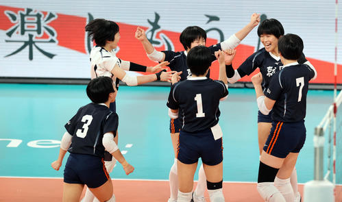 就実対古川学園　第1セット、ポイントを決めて喜ぶ就実の選手たち（撮影・浅見桂子）