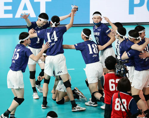 日本航空対鎮西　フルセットの末、初優勝を決め大喜びする前嶋主将（左奥）ら日本航空の選手たち（撮影・浅見桂子）