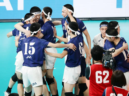 日本航空対鎮西　フルセットの末、初優勝を決め大喜びする前嶋主将（左奥）ら日本航空の選手たち（撮影・浅見桂子）