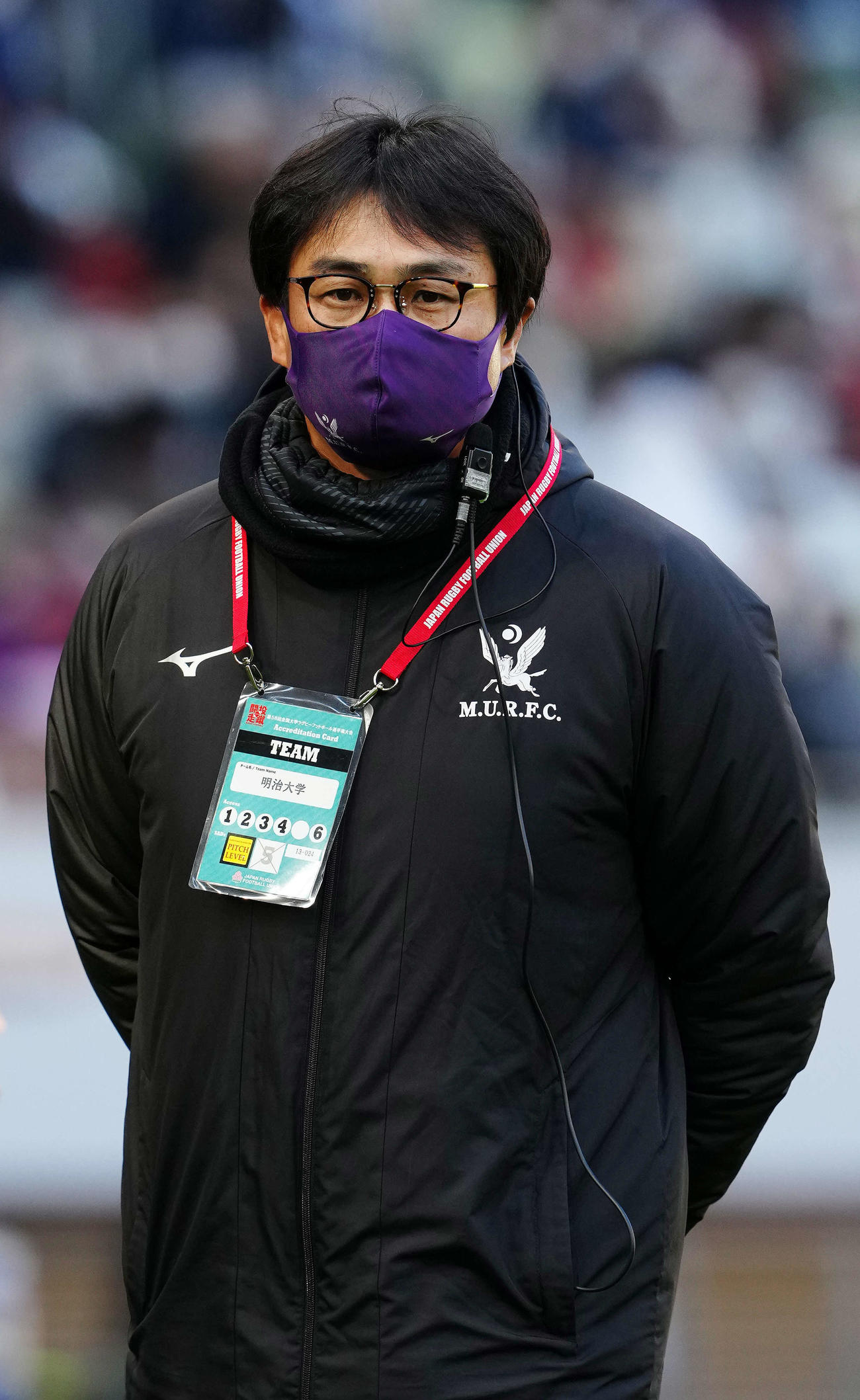 帝京大対明大　試合前練習を見つめる明大・神鳥監督（撮影・江口和貴）
