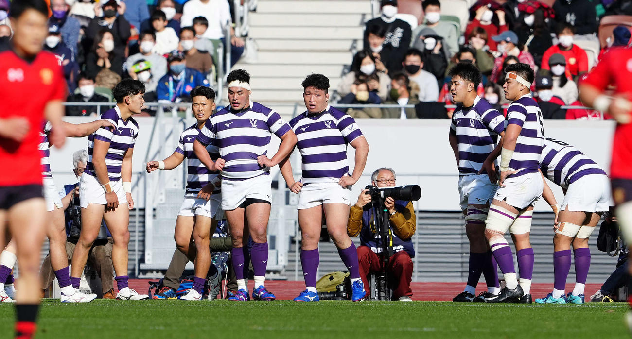帝京大対明大　前半、帝京大WTB白国にトライを決められ厳しい表情を見せる明大の選手たち（撮影・江口和貴）