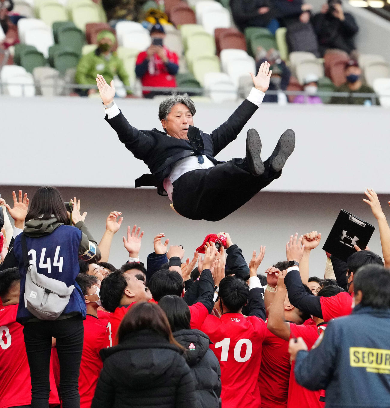 帝京大対明大　優勝し帝京大の選手たちに胴上げされる岩出監督（撮影・江口和貴）
