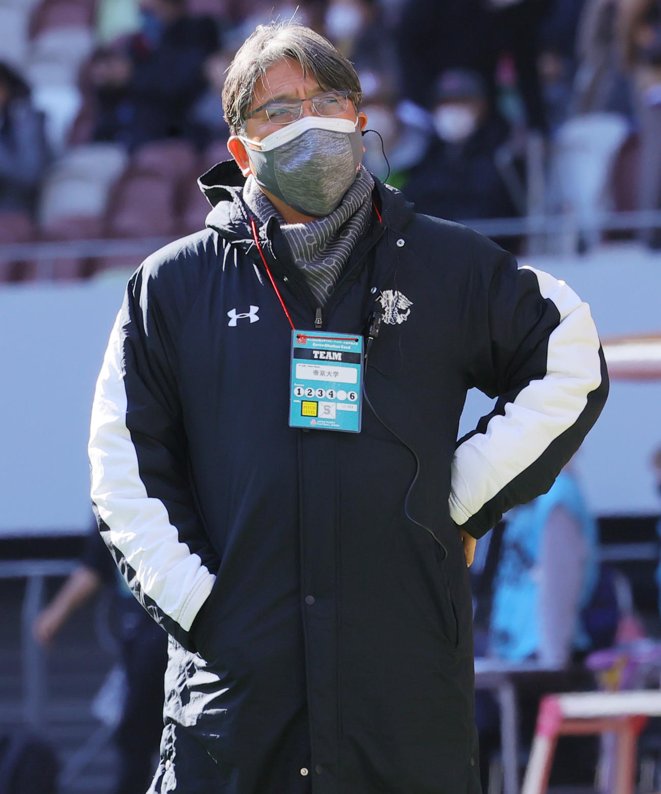 帝京大対明大　試合前練習を見つめる帝京大・岩出監督（撮影・野上伸悟）