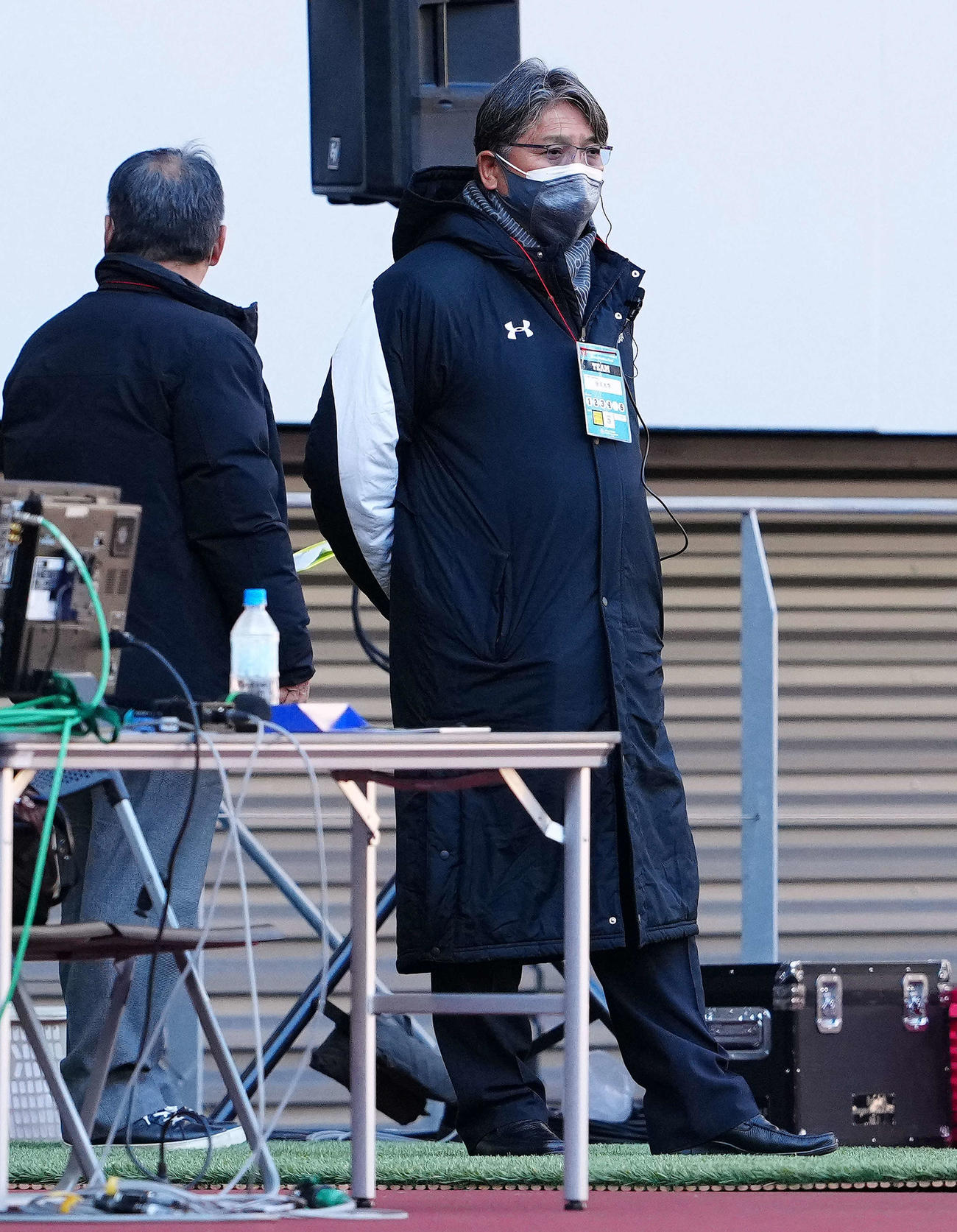 帝京大対明大　試合前練習を見つめる帝京大・岩出監督（撮影・江口和貴）