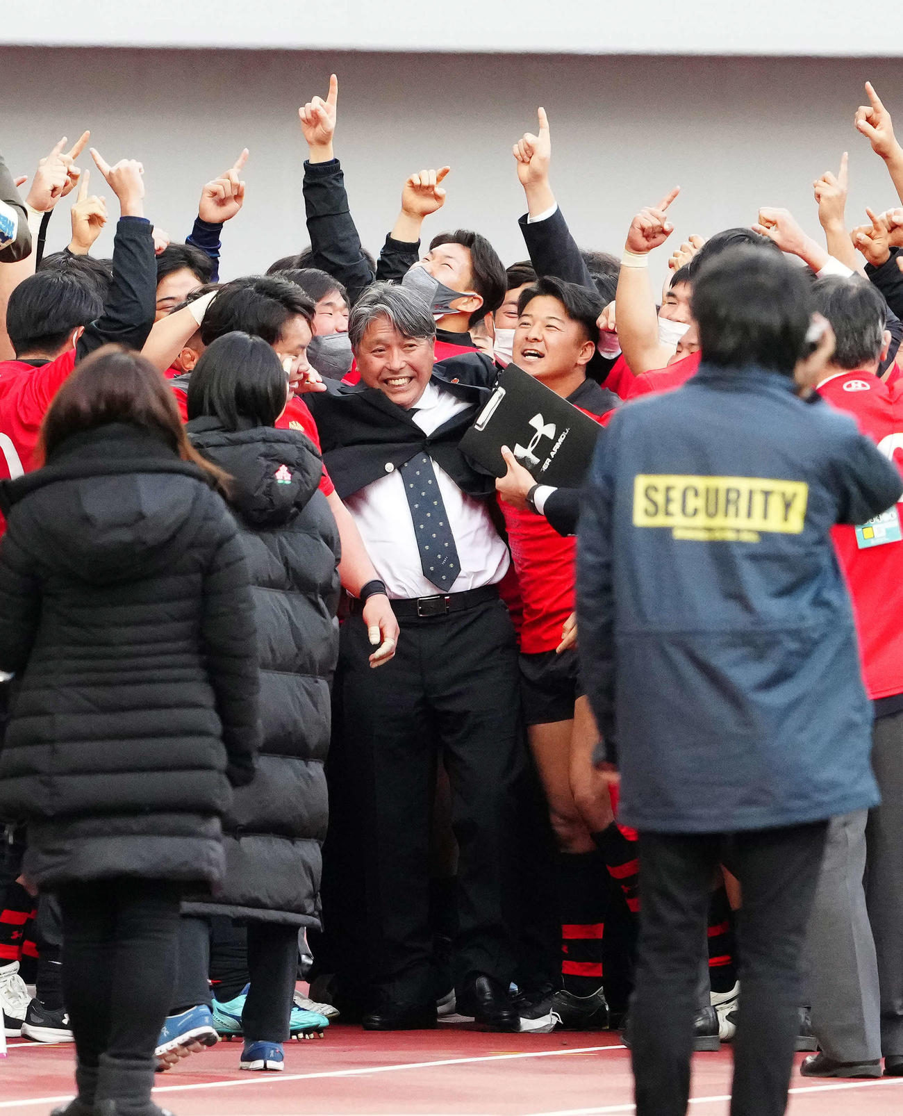 帝京大対明大　優勝し帝京大の選手たちに胴上げされた岩出監督（中央）（撮影・江口和貴）