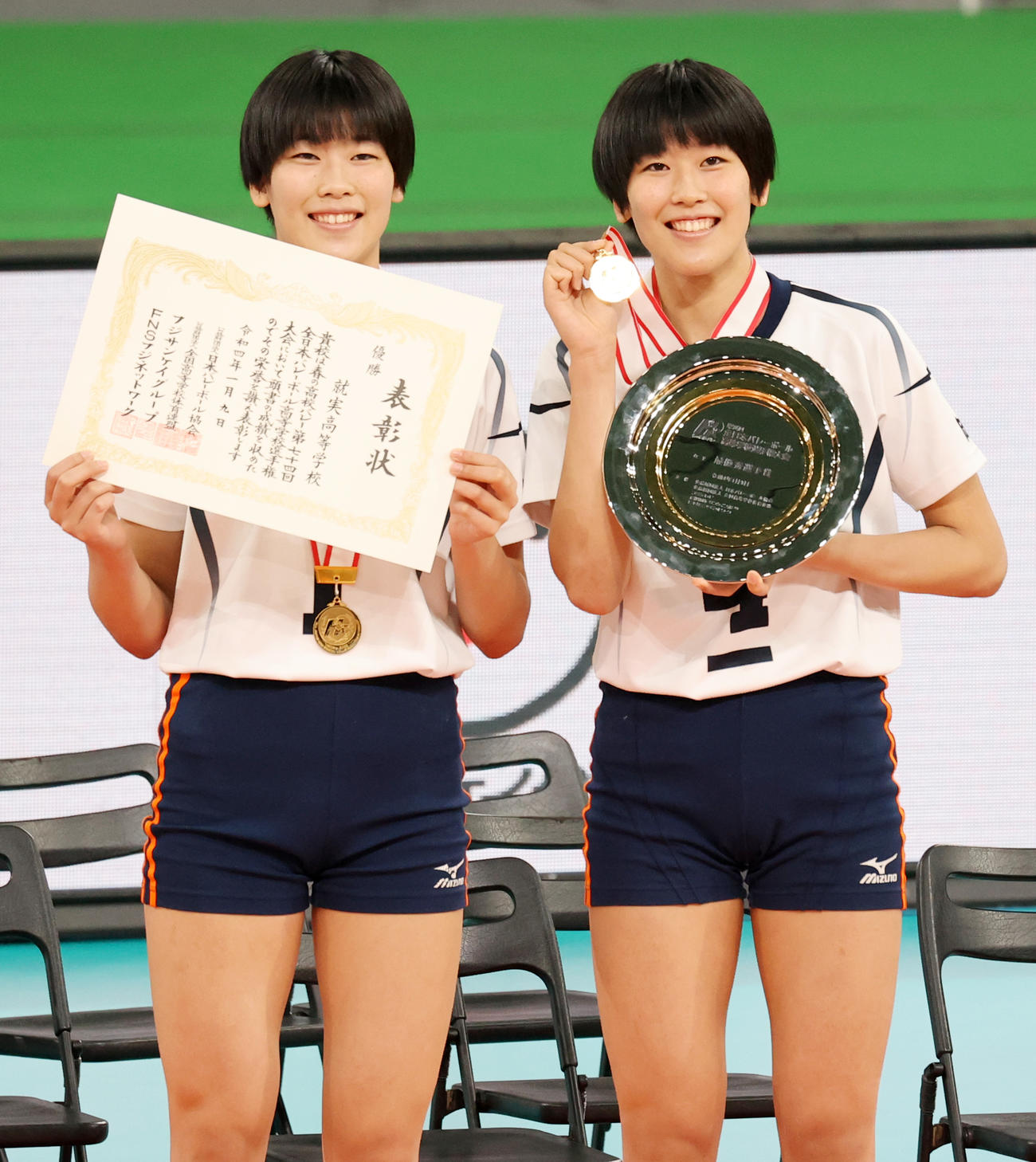 就実対古川学園　優勝した就実の深沢つ（左）、深沢め姉妹は笑顔で記念撮影（撮影・浅見桂子）