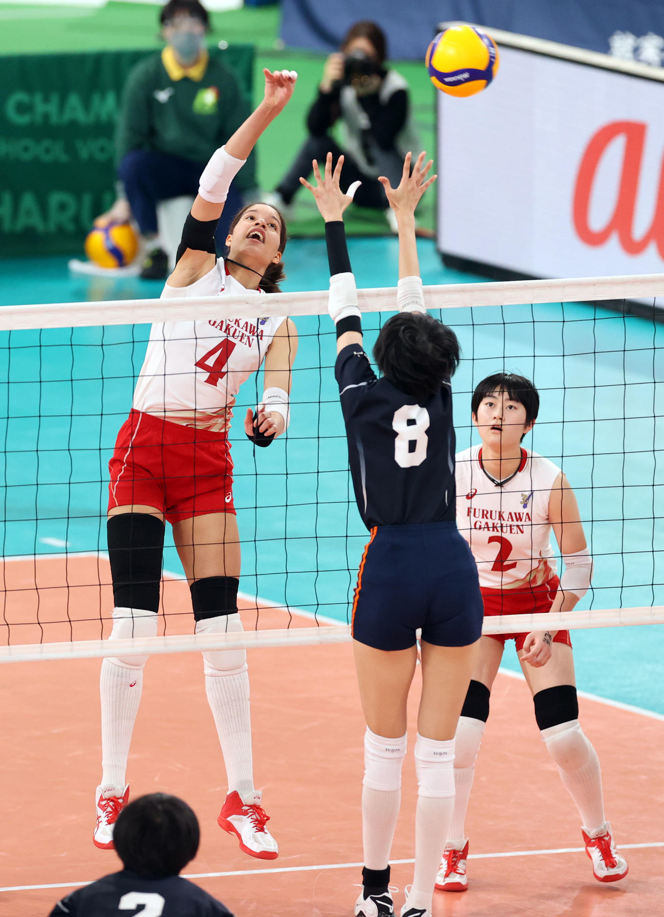 就実対古川学園　第2セット、スパイクを放つ古川学園アロンドラ（左）（撮影・浅見桂子）