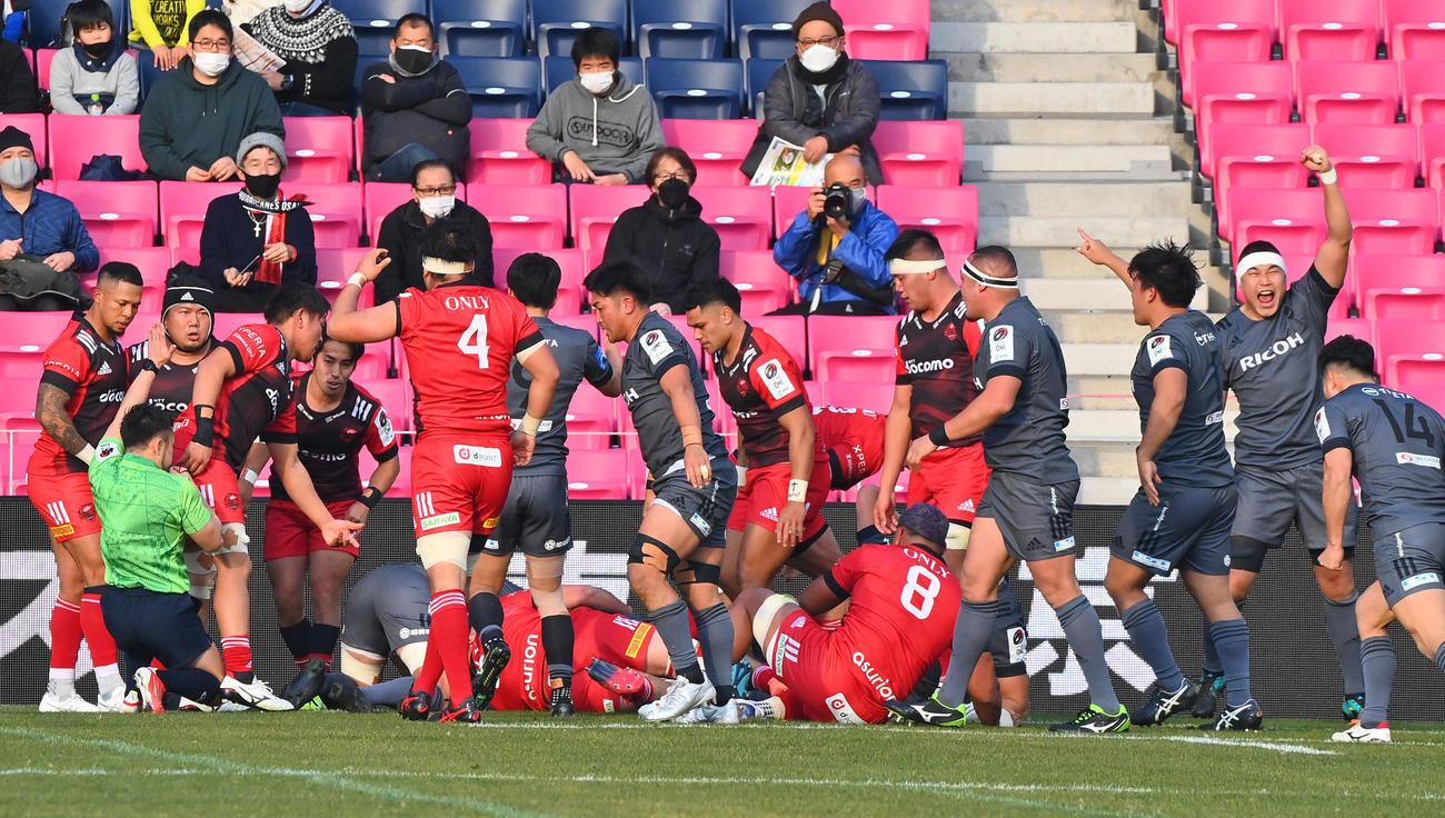 大阪対BR東京　先制トライを挙げ喜ぶBR東京の選手ら（撮影・和賀正仁）
