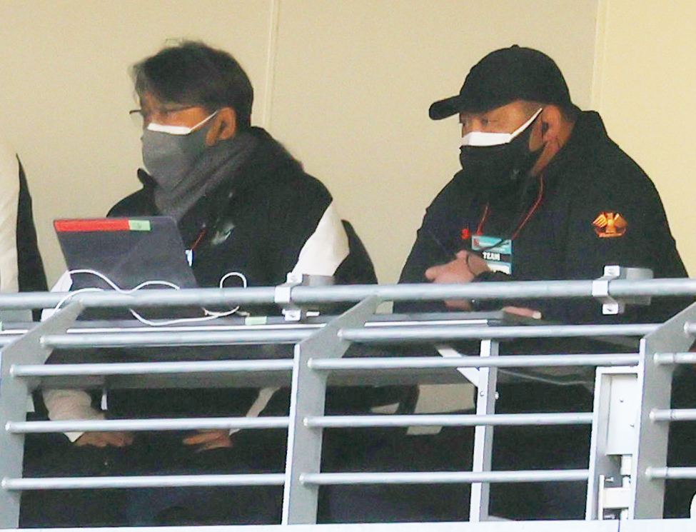 帝京大対明大　試合を見つめる帝京大・岩出監督（左）と相馬コーチ（撮影・野上伸悟委）