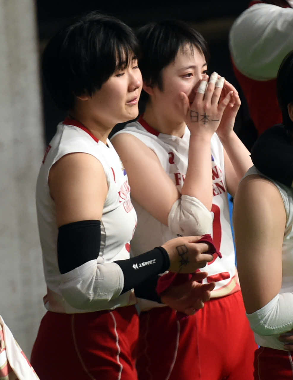 就実対古川学園　優勝を逃し涙を浮かべる古川学園・鈴木（左）と熊谷（撮影・相沢孔志）