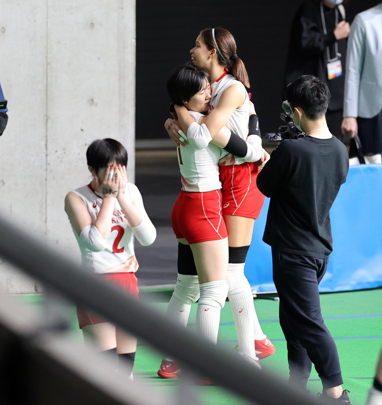 就実対古川学園　優勝を逃すも、健闘を称え抱き合うアロンドラ（右）ら古川学園の選手たち（撮影・浅見桂子）