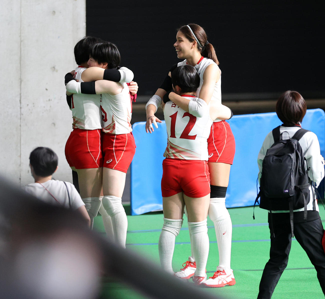 就実対古川学園　優勝を逃すも、健闘を称え抱き合うアロンドラ（右）ら古川学園の選手たち（撮影・浅見桂子）