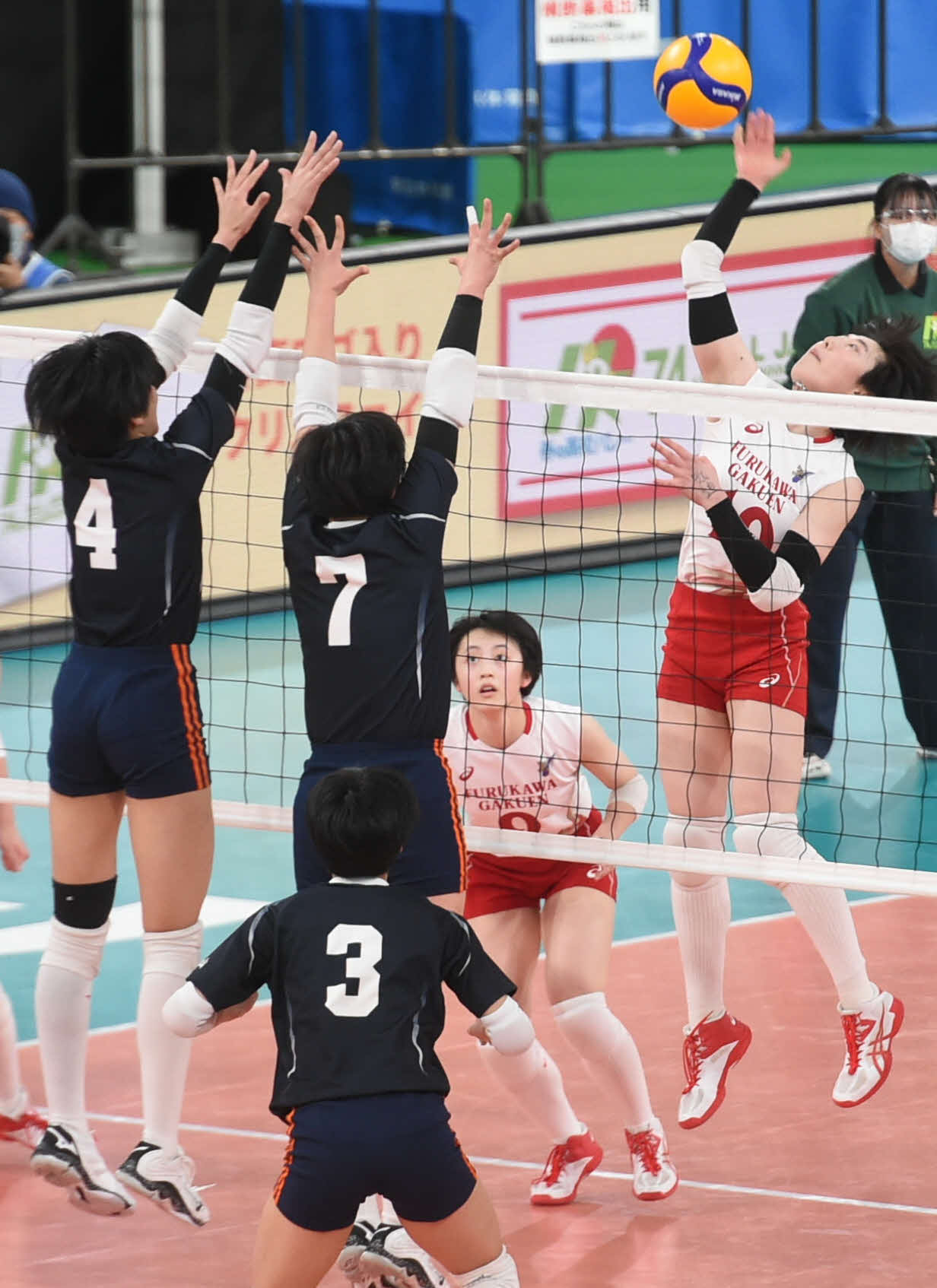 第1S、スパイクを放つ阿部