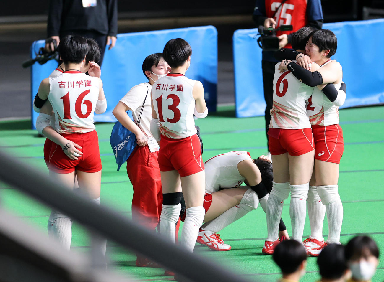 就実対古川学園　優勝を逃した古川学園の選手たちは悔し泣きする（撮影・浅見桂子）
