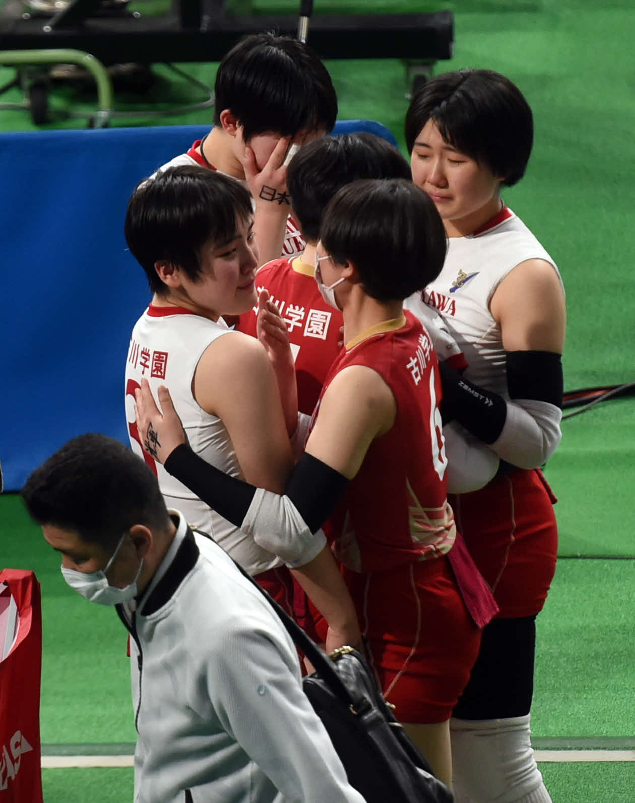 試合後、チームメートと涙を流す鈴木玲（右）。手前は岡崎監督