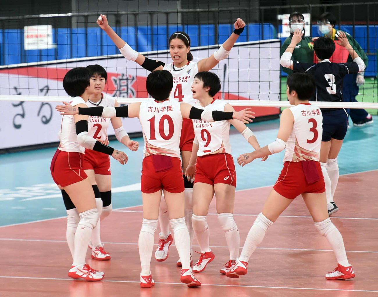 就実対古川学園　第4セット、両腕を突き上げて得点を喜ぶ古川学園・アロンドラ（中央）（撮影・相沢孔志）