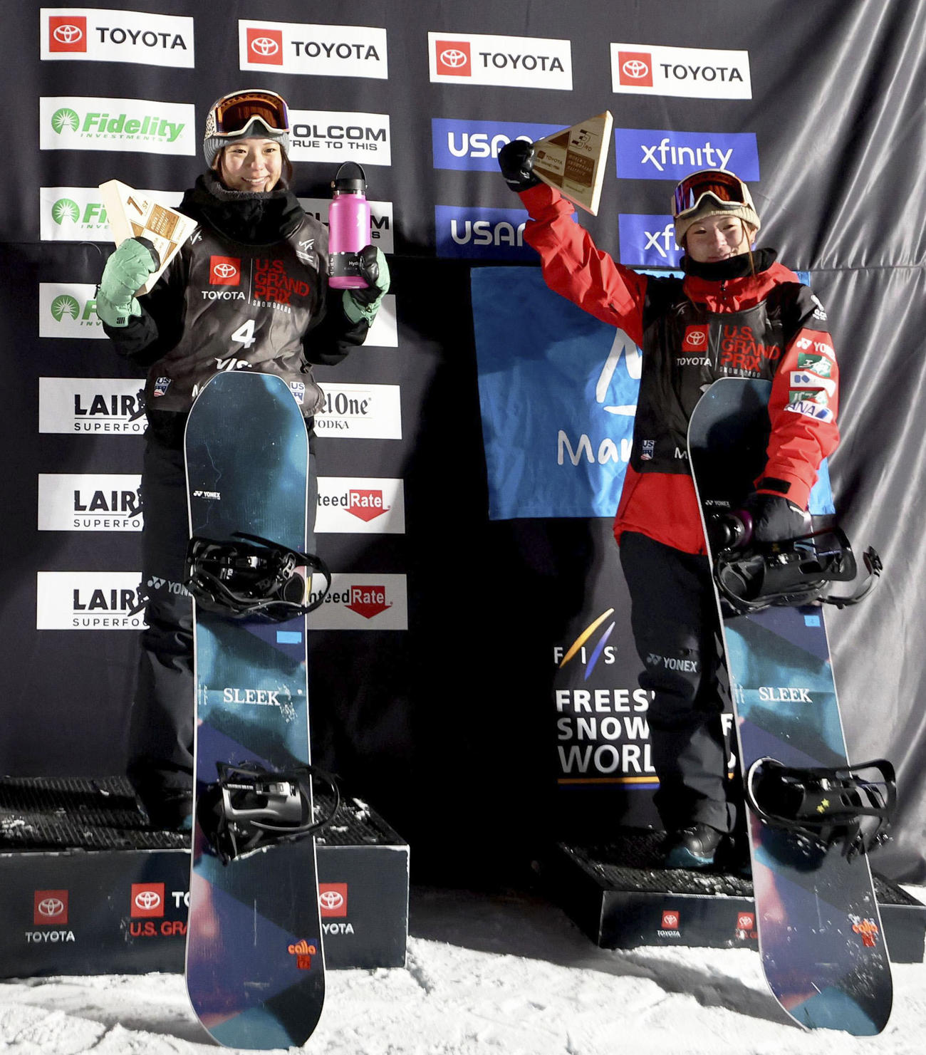 ハーフパイプ女子で優勝した冨田るき（左）と3位で姉の冨田せな（ゲッティ＝共同）