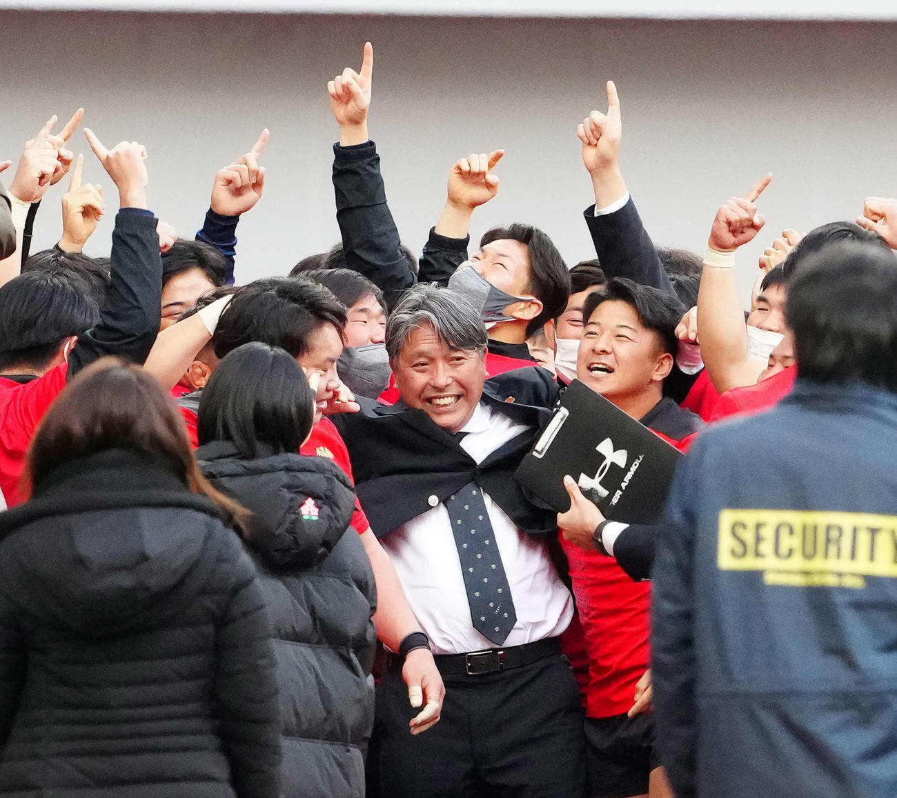 大学選手権を制し帝京大の選手たちに囲まれる岩出監督（中央）（撮影・江口和貴）