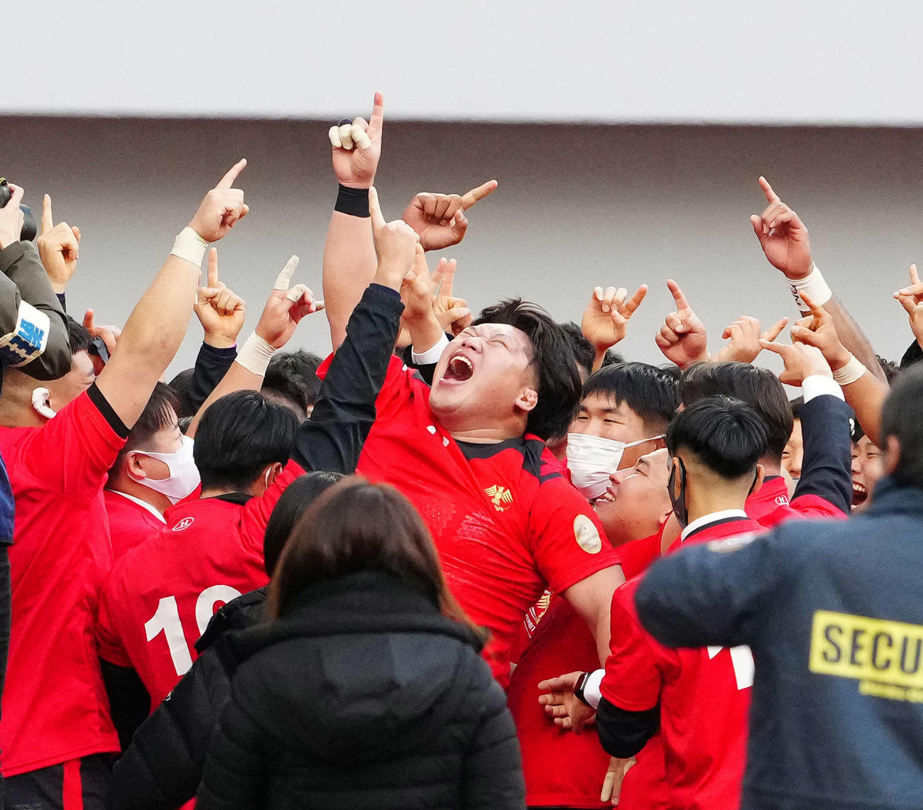 優勝し歓喜する帝京大の細木主将（中央）（撮影・江口和貴）