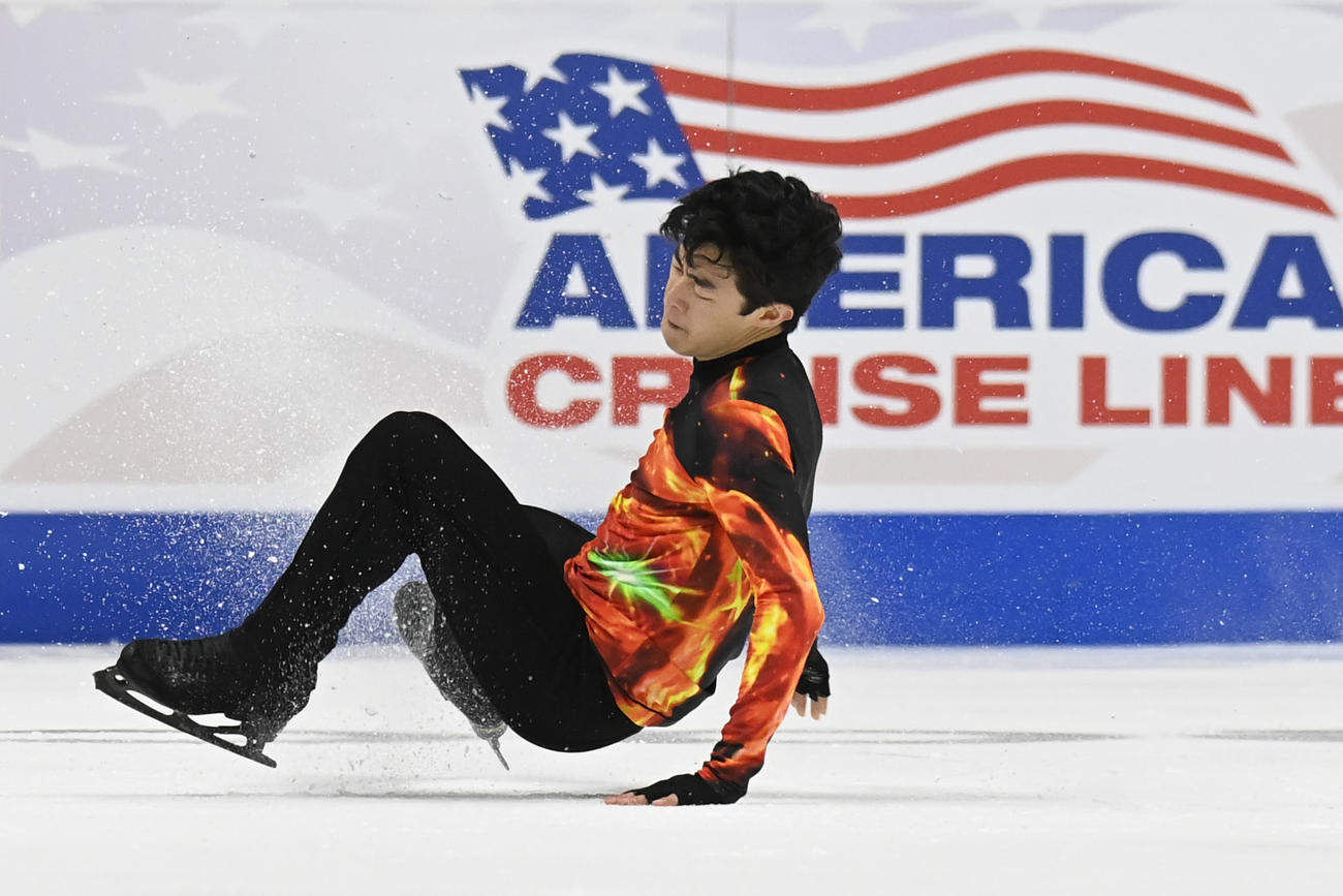 フィギュア全米選手権・男子フリーの演技で転倒したネーサン・チェン（AP）