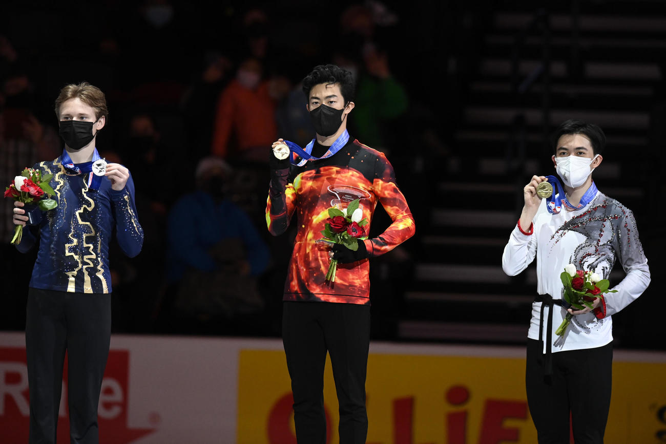 フィギュア全米選手権・男子の表彰台に立つ1位ネーサン・チェン（中央）、2位イリア・サマリン（左）、3位ビンセント・ジョウ（AP）