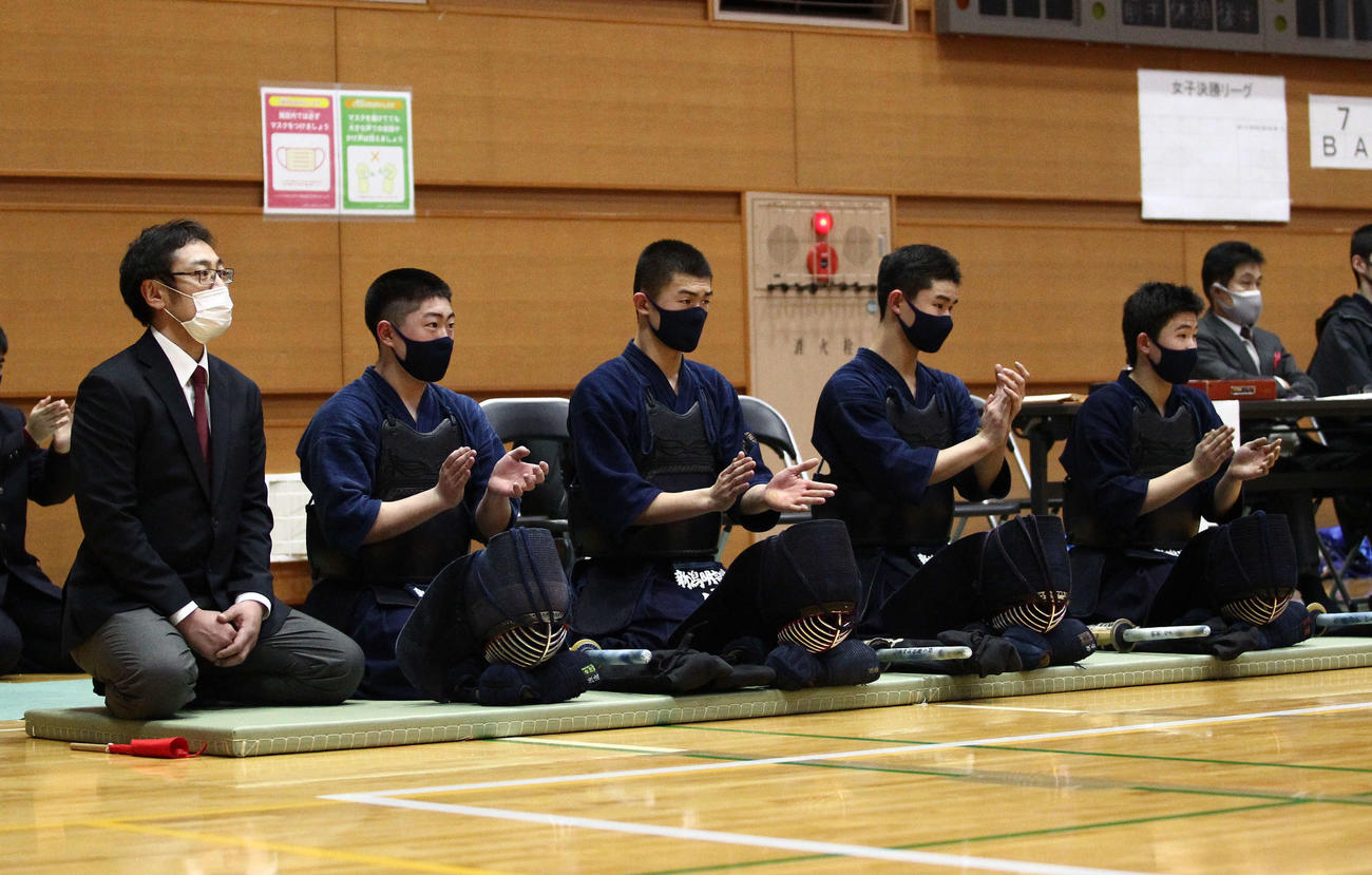 決勝の戦況をみつめる新潟明訓メンバー