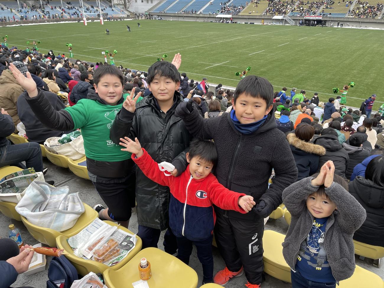 秩父宮ラグビー場でリーグワン観戦を楽しむ早稲田クラブの選手たち