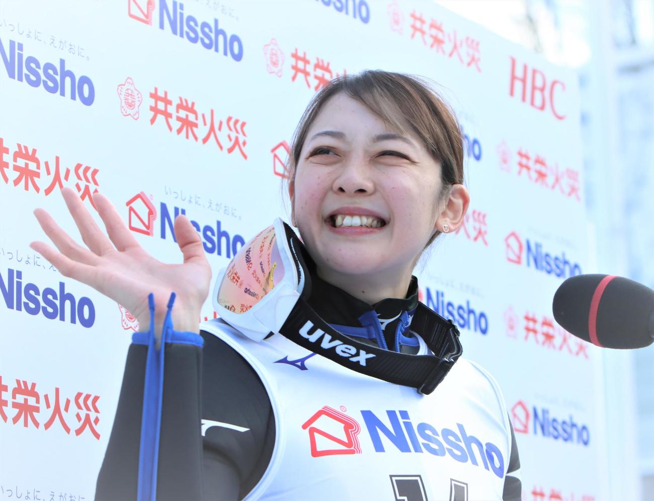優勝が決まり、観客の声援に応える小林（撮影・奥村晶治）