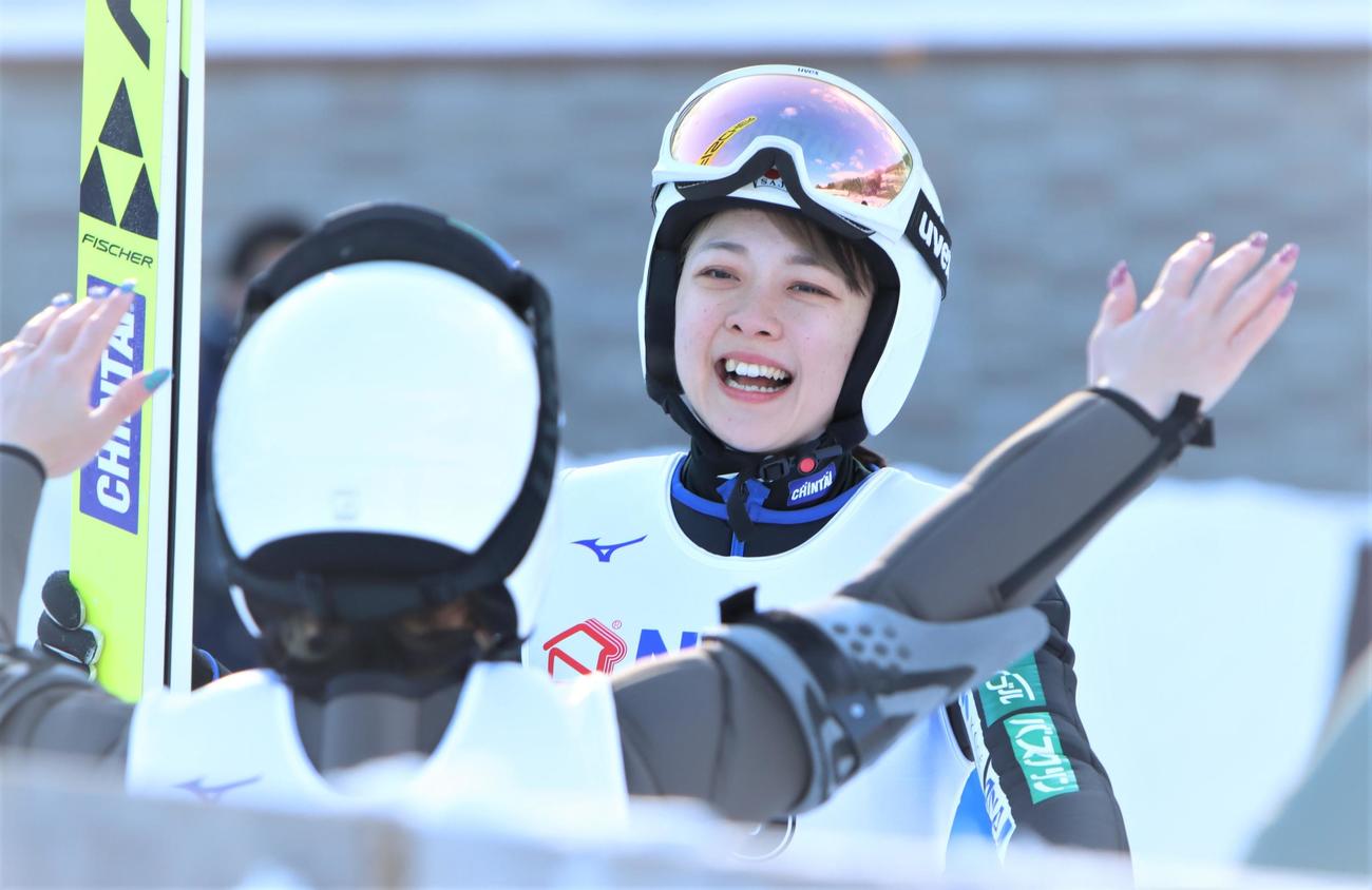 優勝が決まり、チームメートの祝福を受ける小林（撮影・奥村晶治）