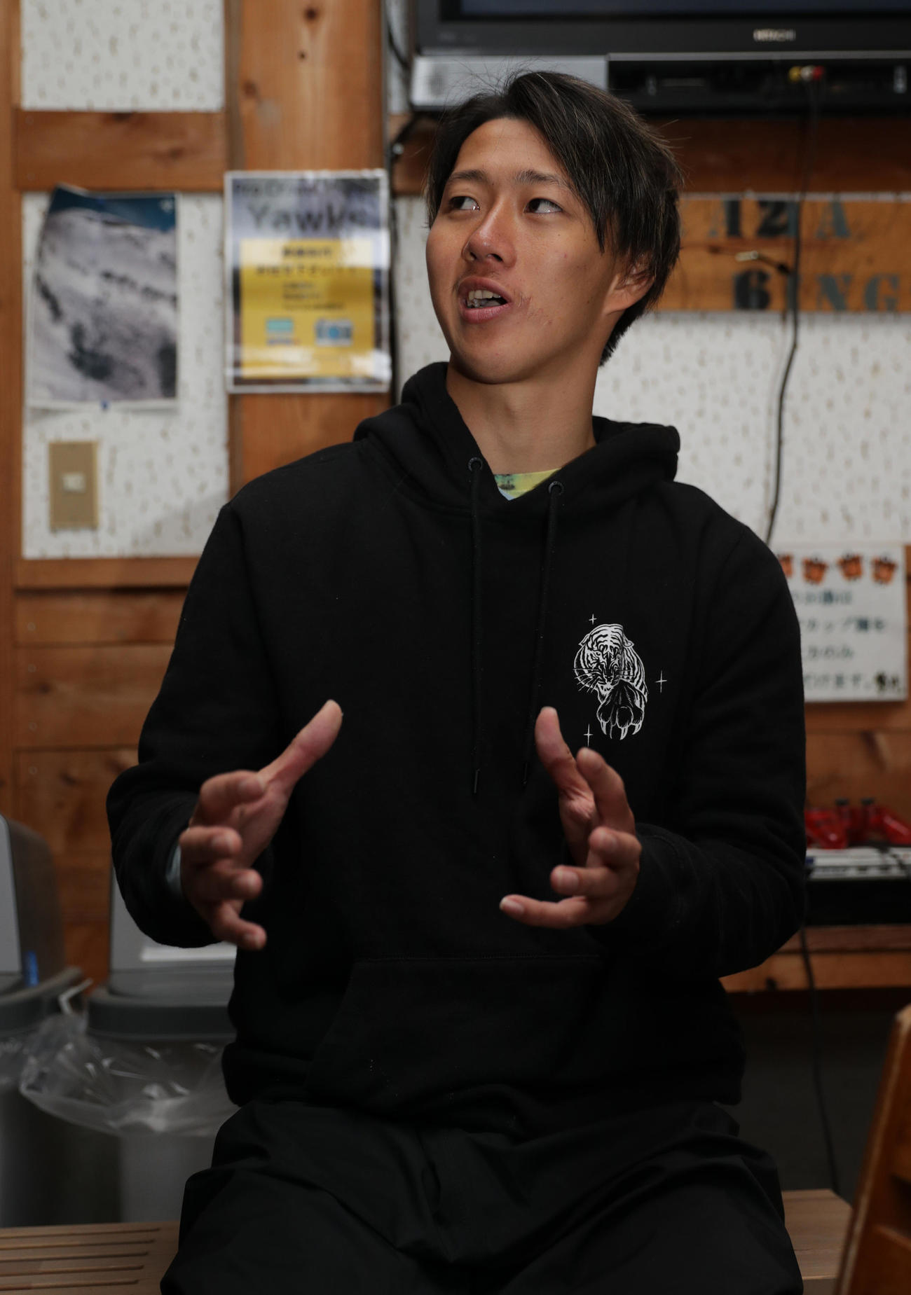 21年11月、公開練習を終え取材に応じるスノーボードの飛田流輝