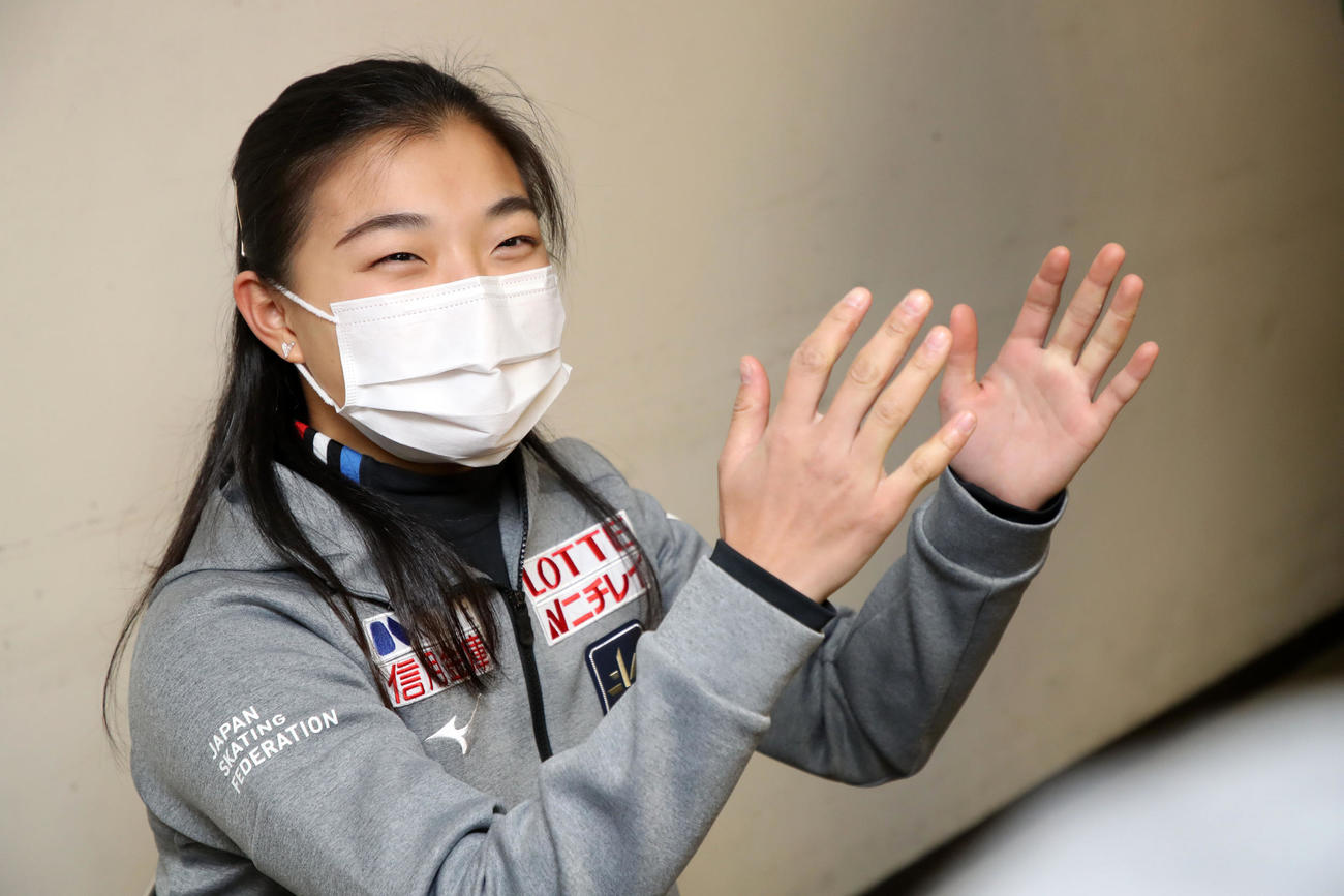 練習を公開し笑顔で記者の質問に答える坂本（代表撮影）