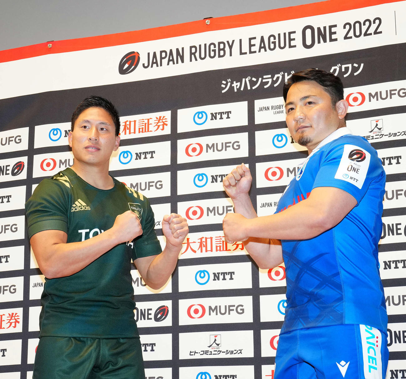 リーグワン開幕直前メディアカンファレンスに臨み、ファイティングポーズを見せるトヨタの茂野（左）と静岡の日野（2021年12月20日撮影）
