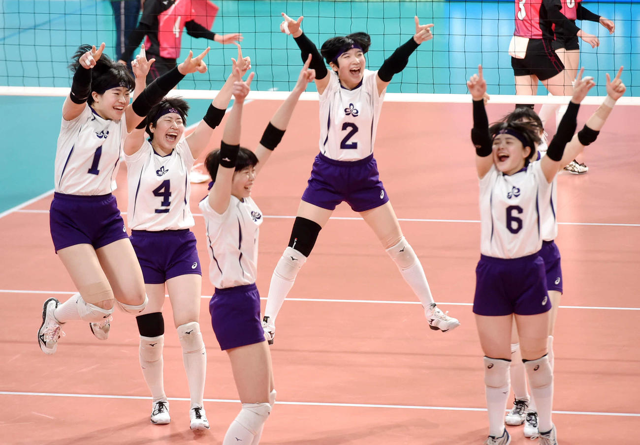 6日、八女学院戦でサービスエースを喜ぶ秋田北。左から2人目が長沢