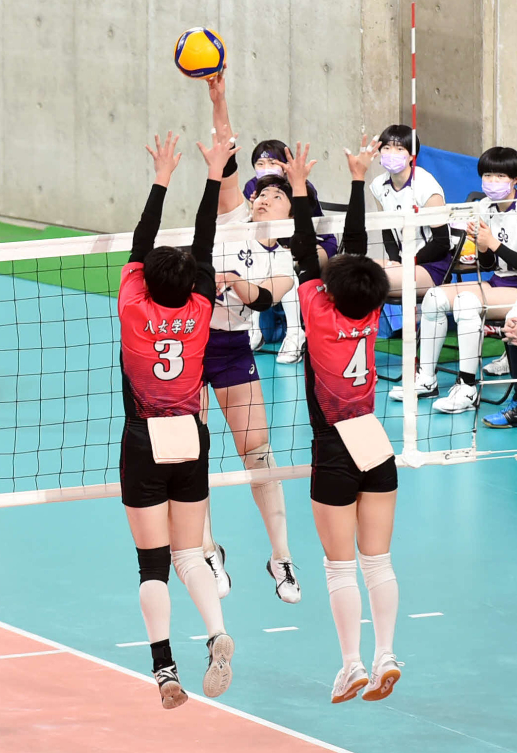 6日、八女学院戦でスパイクを放つ長沢