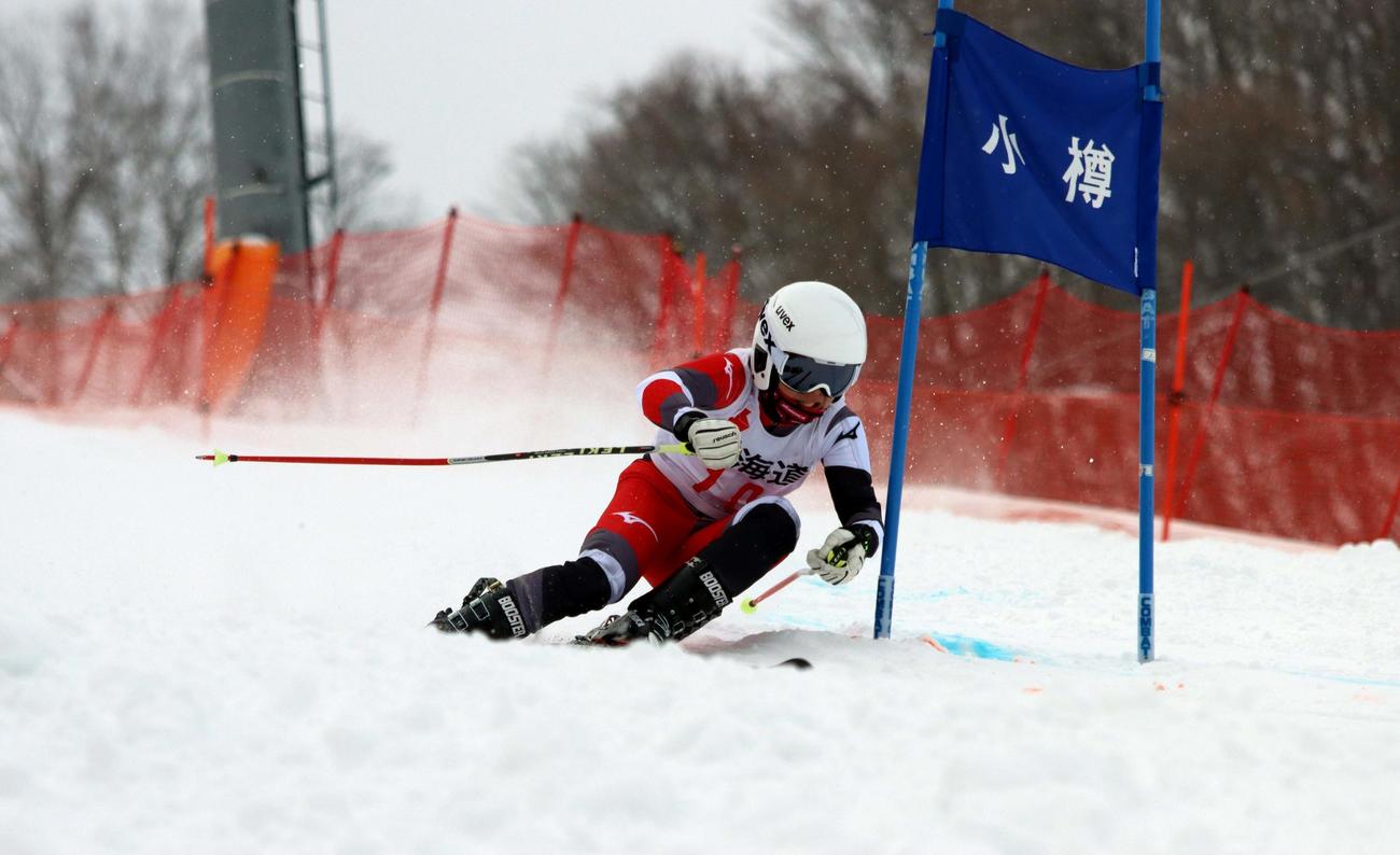 南北海道の女子大回転を2連覇した嘉屋美咲の2回目の滑り（撮影・永野高輔）