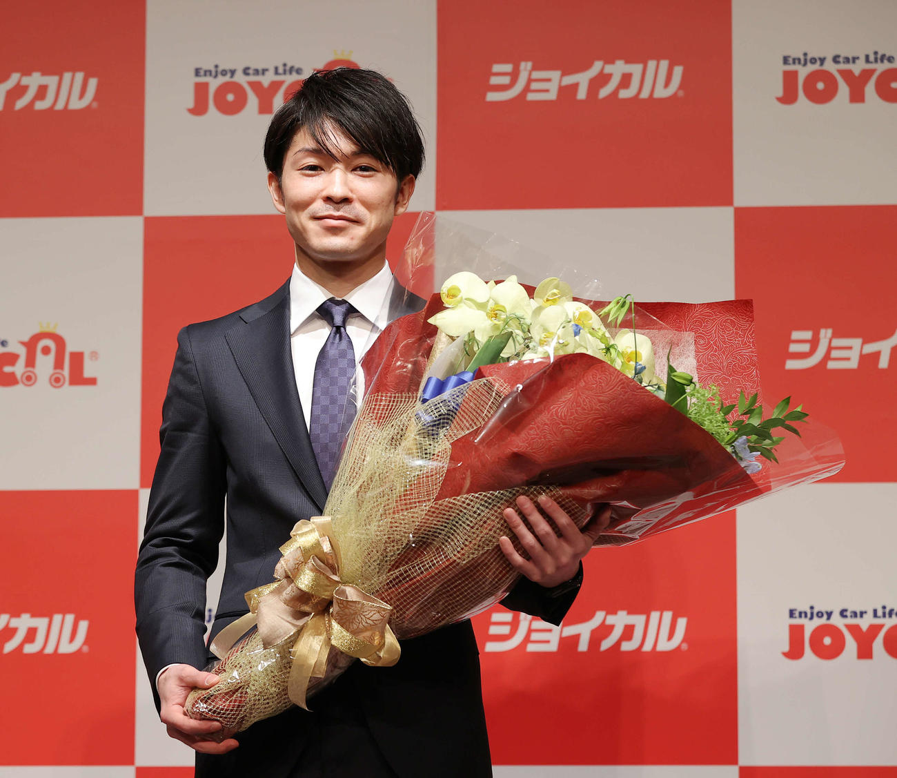 現役引退会見を終え花束を手にする内村（撮影・河野匠）