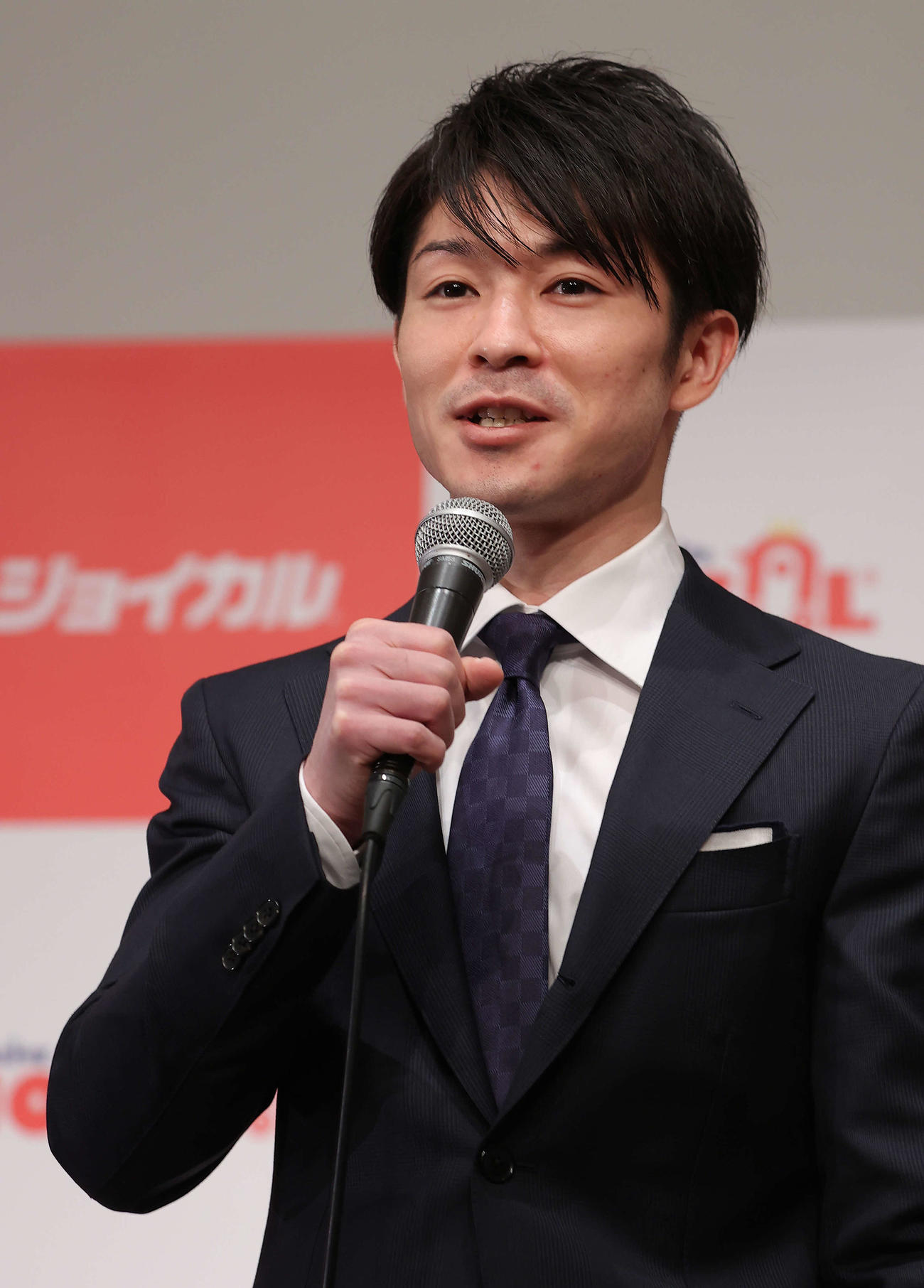 現役引退会見に臨んだ内村（撮影・河野匠）