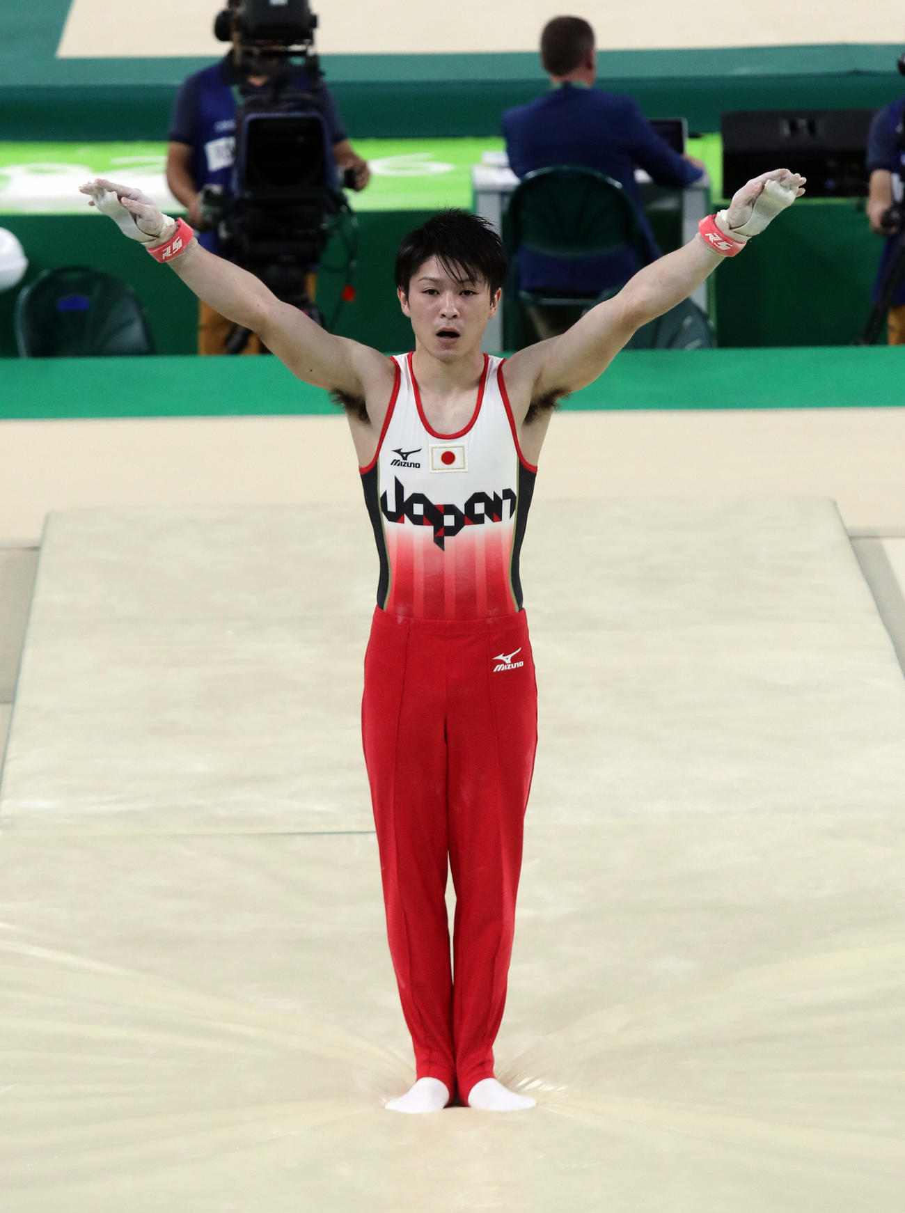 リオデジャネイロ五輪　体操男子団体総合決勝　鉄棒の演技で着地する内村航平（2016年8月8日撮影）