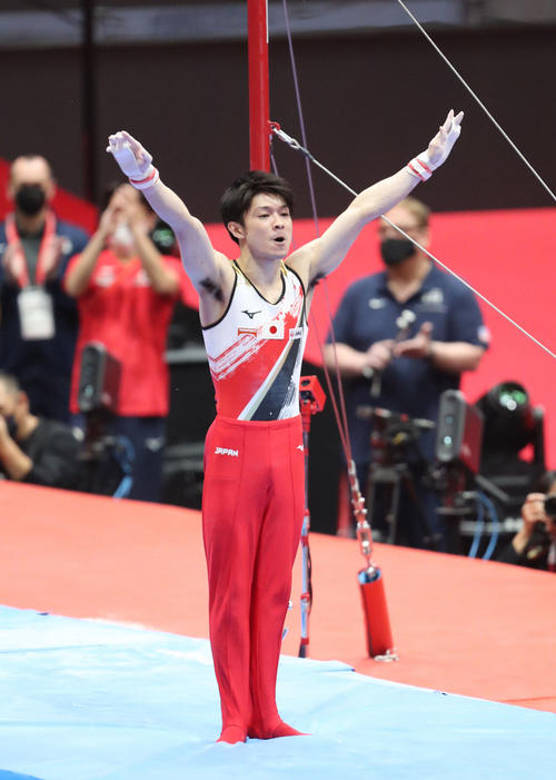 4種目別決勝　鉄棒で演技する内村航平、見事着地（2021年10月24日撮影）、北九州市立総合体育館