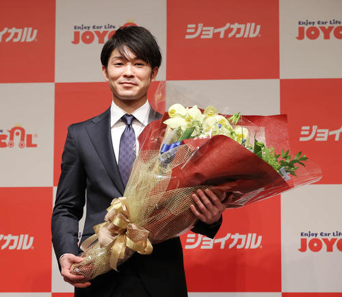 現役引退会見を終え花束を手にする内村（撮影・河野匠）